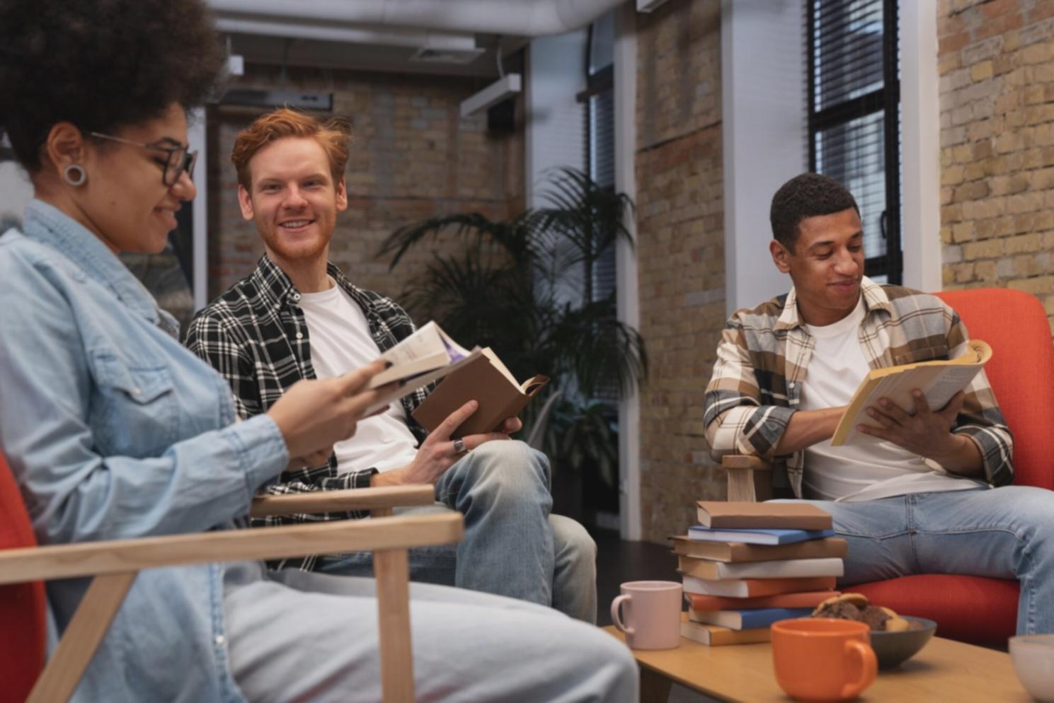 Profesionales implementando estrategias de comunicación en entorno colaborativo